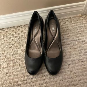 Easy Spirit Round Toe Pump